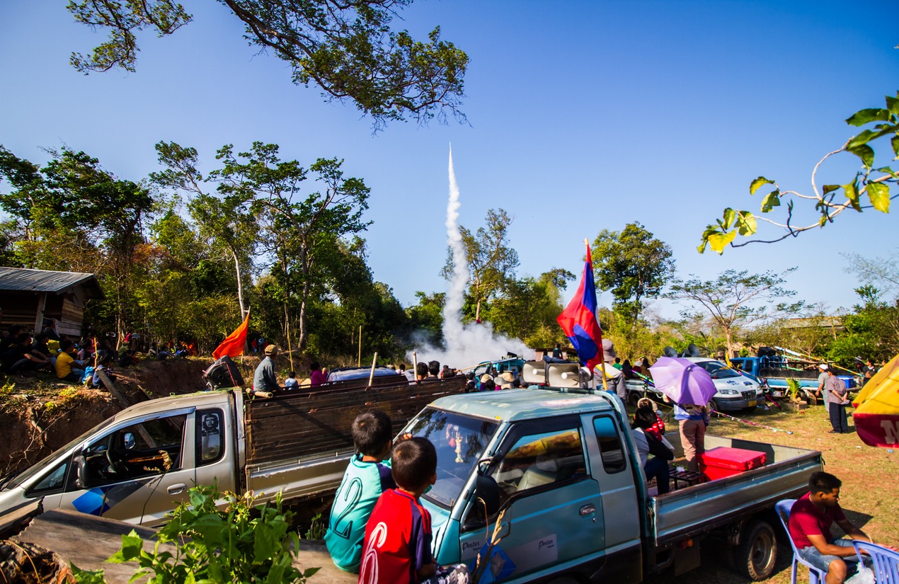 rocket ship photos, traditional festival photos, animal photos, antique photos, art photos, Asia photos, a crowd of people photos