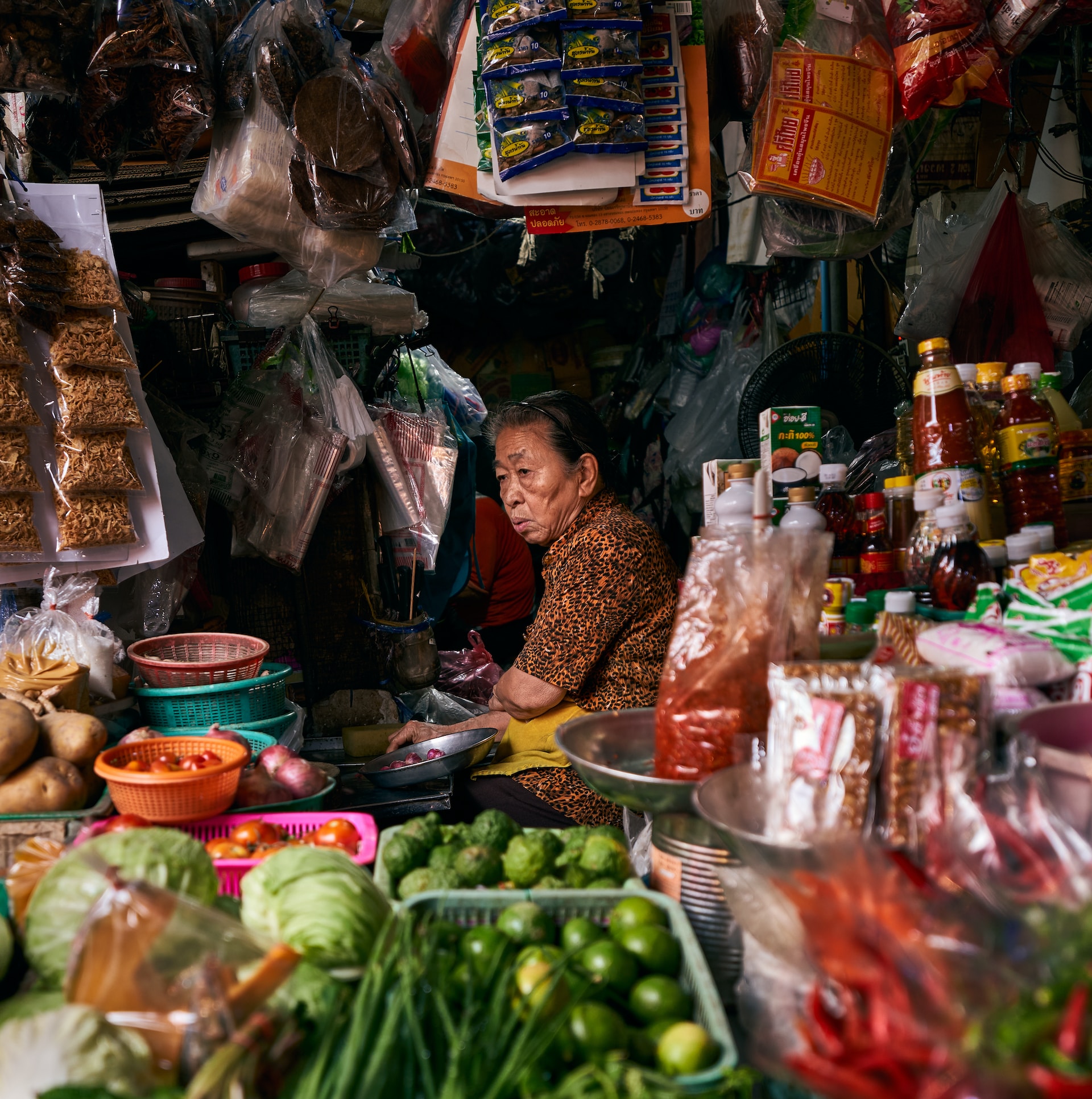 customer, HD good wallpapers, portable, sales, sell, showcase, trading, saleswoman, HD simple wallpapers, traders, cheap, local, lifestyle, road, women images & pictures, vendor, Asian, street, waiting, HD city wallpapers, public domain images