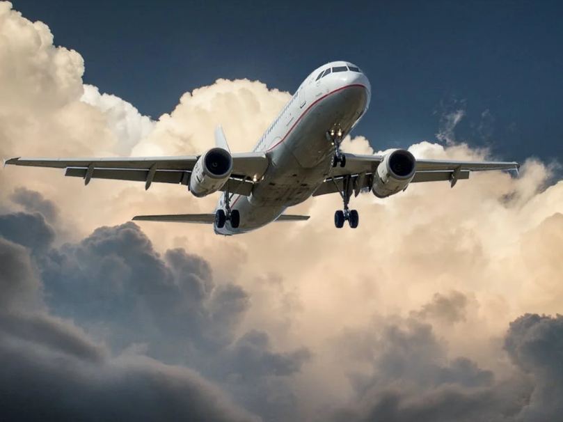 jet-cloud-landing-aircraft