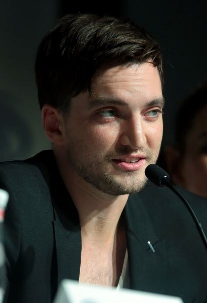 Richard Harmon speaking at the 2018 WonderCon