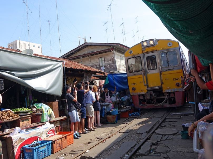 maeklong-railway-market-railway
