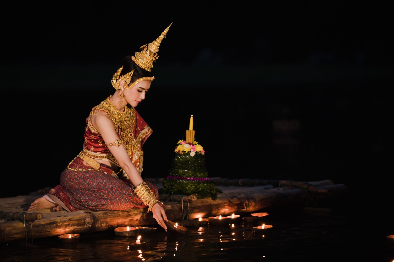 Loi Krathong photos, water photos, women photos, gold colored photos, Thailand photos